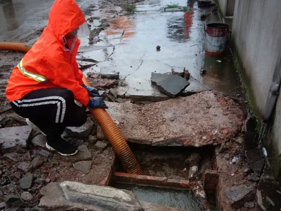 金波乡专业清理污水池 炜誉市政以规范流程守护城市 “肠道”